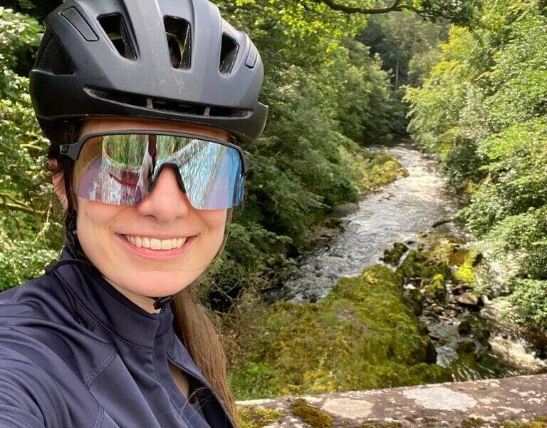 Female cyclist with helmet and sunglasses